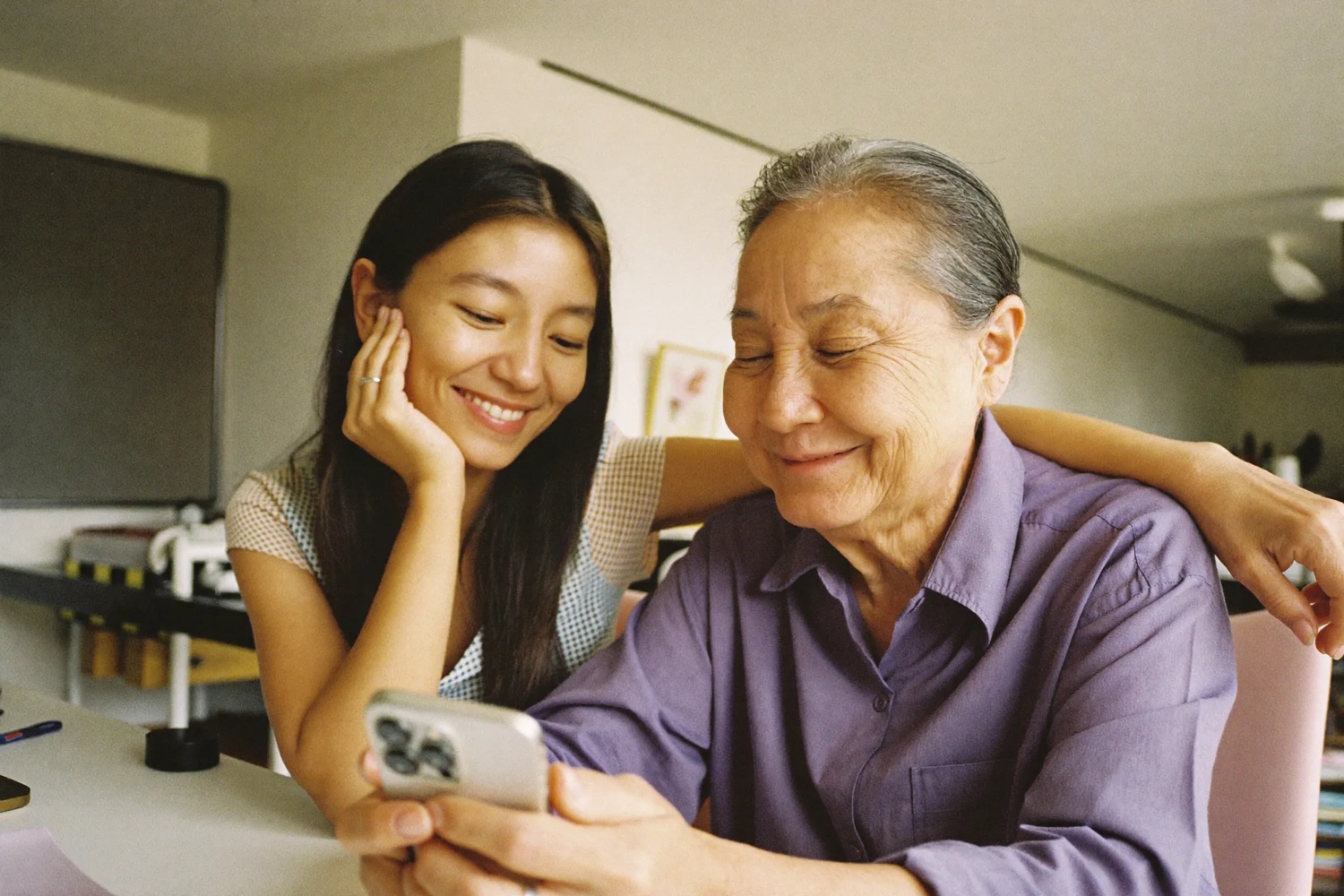 Con gái giúp mẹ dùng ứng dụng Baomily trên điện thoại